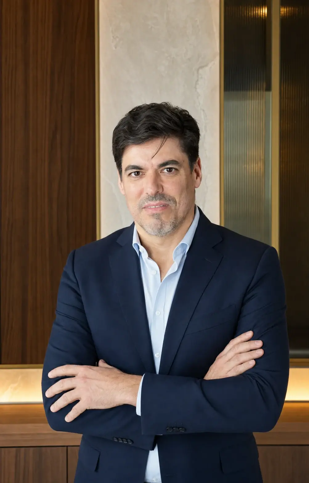 Retrato do Prof. Dr. Alex Dylan de braços cruzados no escritório